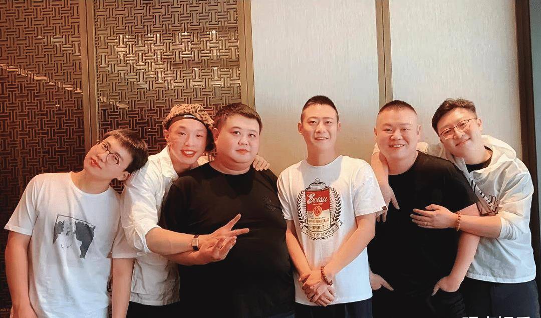 把纸上的记录的文字变成一个个生动的故事,通过相声演员的演出,让我们