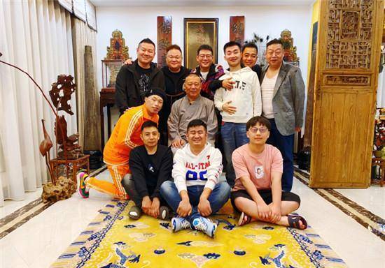 郭德纲回应儿徒和爱徒争宠,烧饼和栾云平日常相处甜蜜到羡煞旁人_师父