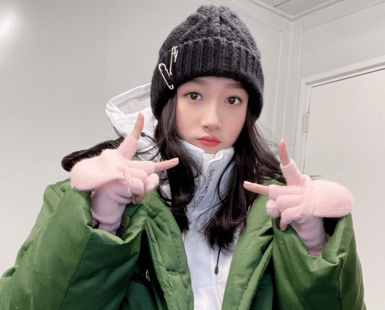 关晓彤警服路透疯传,英气十足成警花,可坐姿还是很"小女生"!