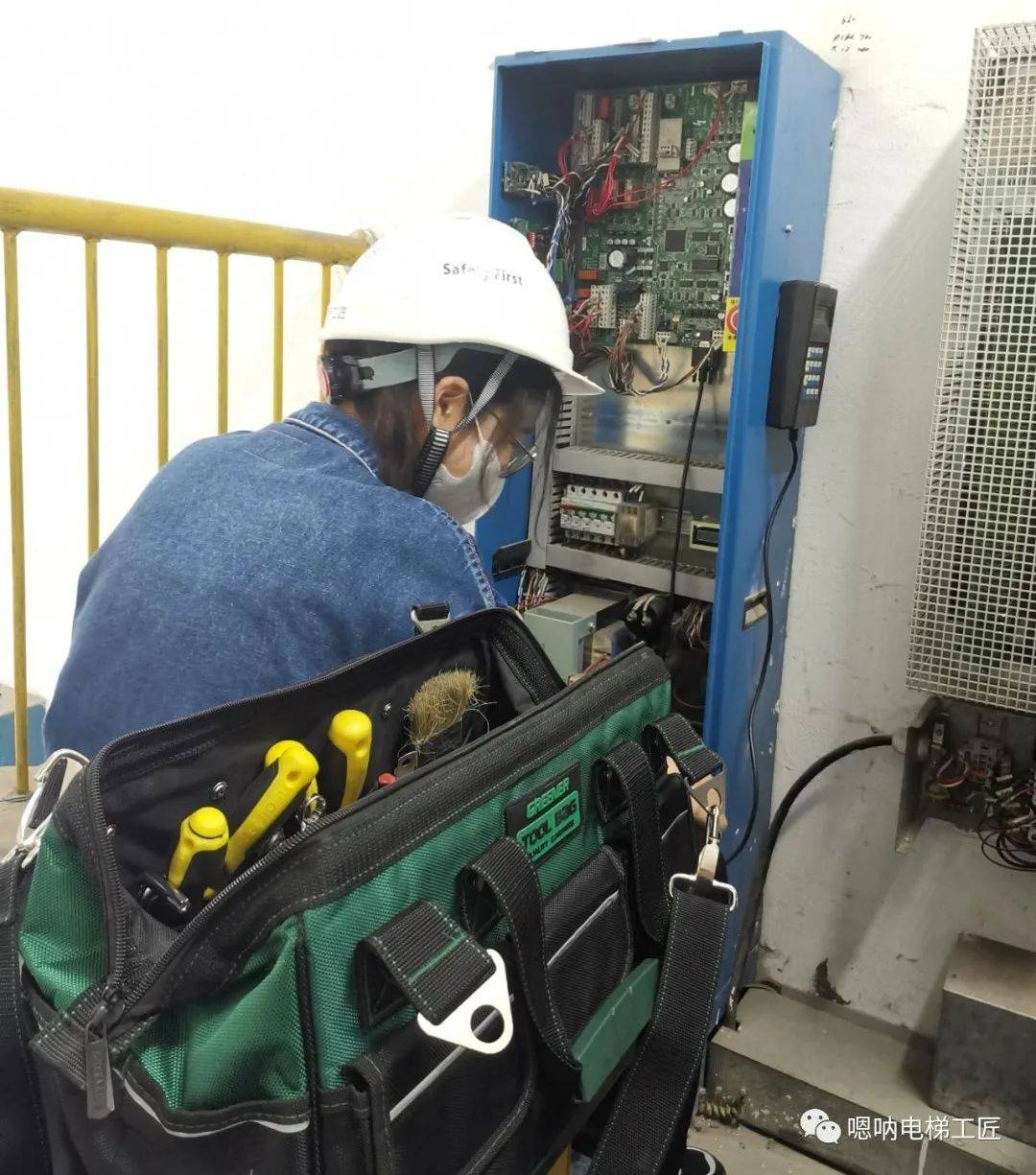女电梯维保员来了,修电梯她可是行家!_维修_公司_姐姐