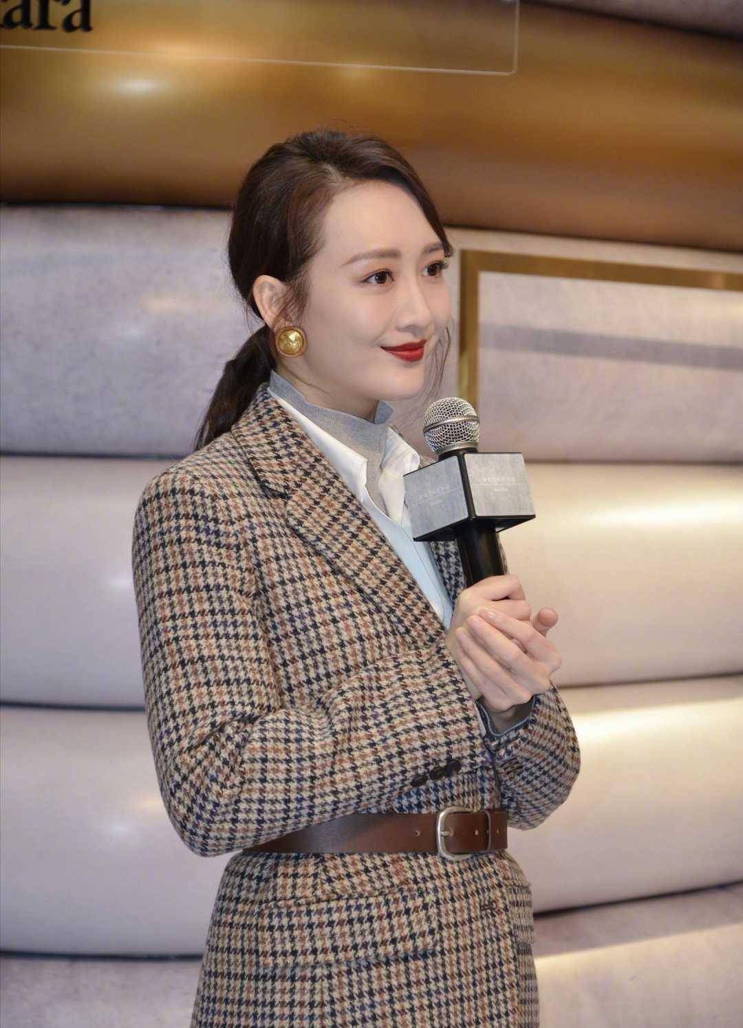 王鸥在上半身搭配了一款格纹的西装,格纹款式的西装在色彩上避免了单