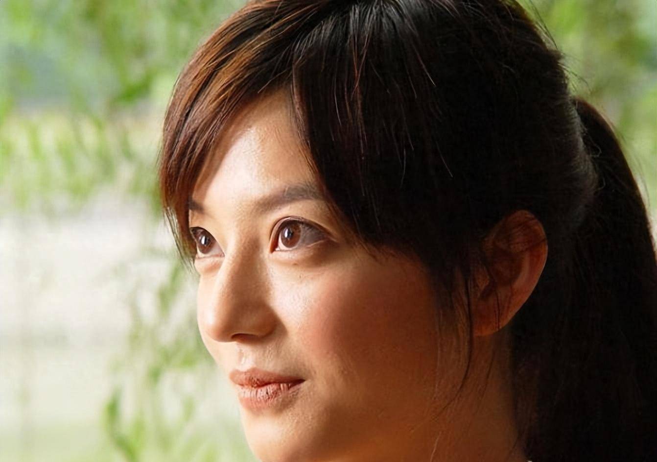 47岁赵薇离婚后手臂淤青,疑似被家暴,女儿抚养权被抢_女子_邹雪_网友