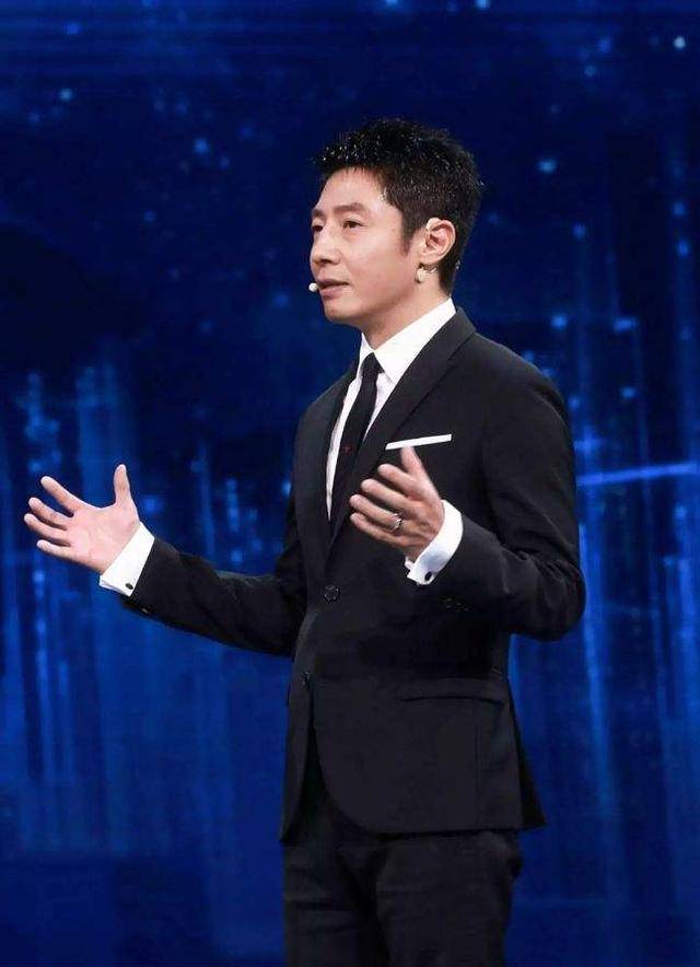 撒贝宁夫妇带混血龙凤胎逛街,李白长腿抢镜,孩子头发成亮点_电视_网友