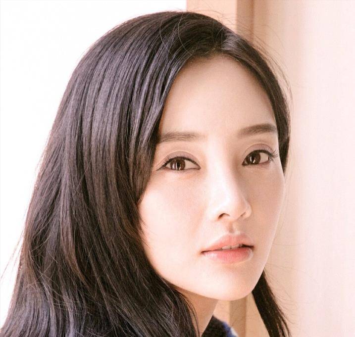 两个人很多的东西是同款,甚至是情侣款,贾乃亮虽然表示相信妻子,但是