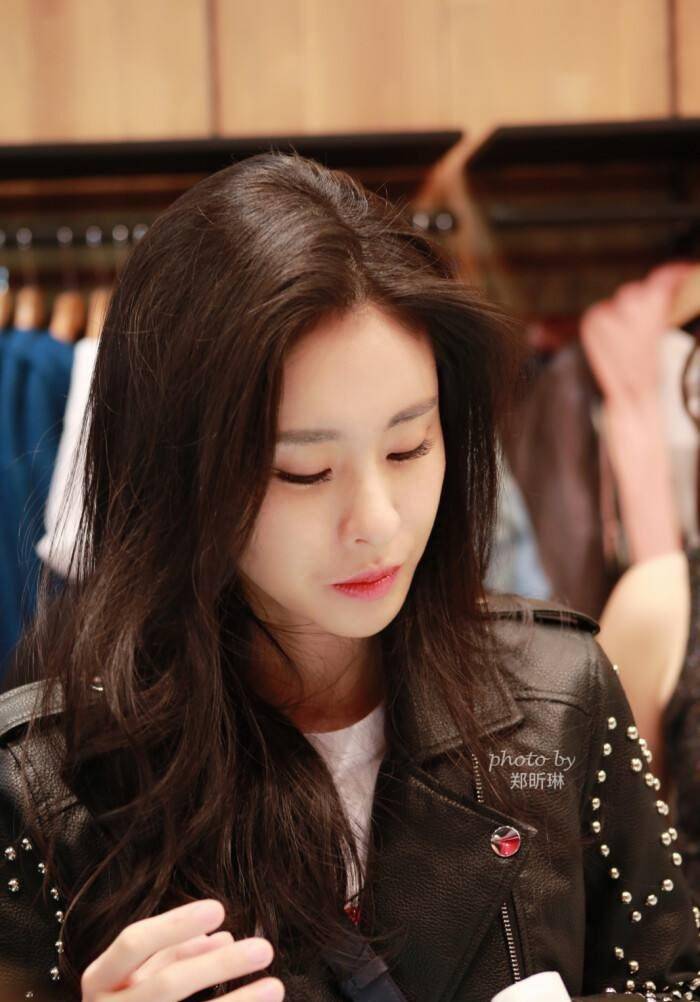 可是,华晨宇的父亲一直要他找的是门当户对,家世相仿的对象,张碧晨