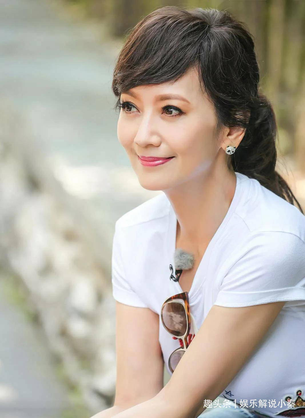 66岁赵雅芝现身石家庄,雨中优雅漫步获众人打伞,气质十分稳重_网友