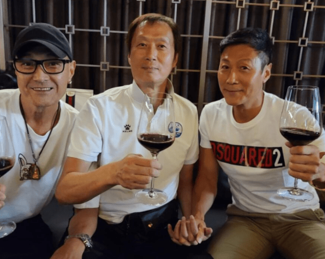 62岁卢惠光晒近照,与任达华元彪等好友聚餐,几人把酒言欢感情好_照片