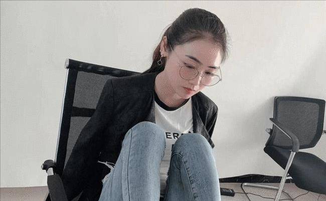 断臂女孩杨佩:为生存开始乞讨,靠十字绣当上老板:可以招残疾人_父母