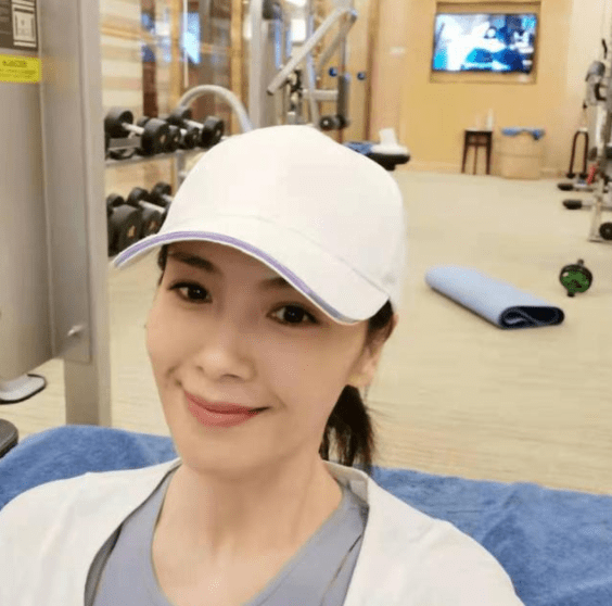 穿紧身衣身材火辣,面色红润不见细纹_内心_周婕_自律