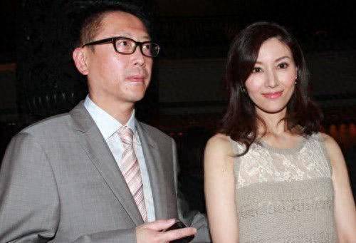 苦熬5年逼走原配,40岁二婚嫁十亿富豪,李嘉欣姐姐李嘉明不简单_妈妈