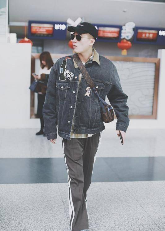 还好欧豪的腿长,搭配帆布鞋也不显矮,对于没有他这样子身高的男生,小