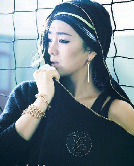 霸气巩俐登《嘉人》封面,运动排球装青春洋溢,巩皇依旧气场强大_皮衣