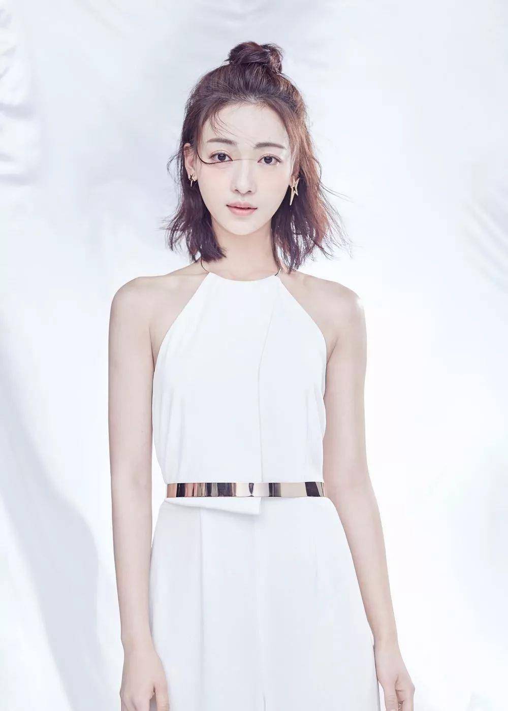 2010年,吴谨言出演了自己的第一部电视剧作品《古今六人行》,从而正式