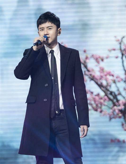 张杰又穿上了风衣,他穿这种衣服总有种大哥的既视感!_感觉_西装_气质
