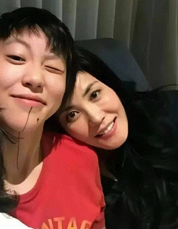 王菲被偏爱,谢霆锋不插手女友社交,赵薇俞飞鸿等闺蜜有空一起玩_李嫣