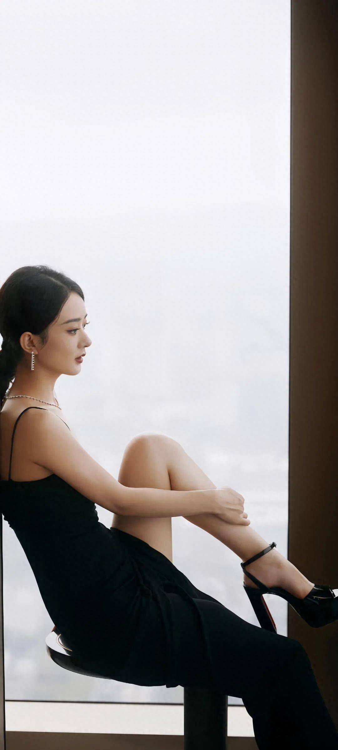 赵丽颖的时尚照片,抹身材黑裙简洁大方,烟熏妆迷人迷人