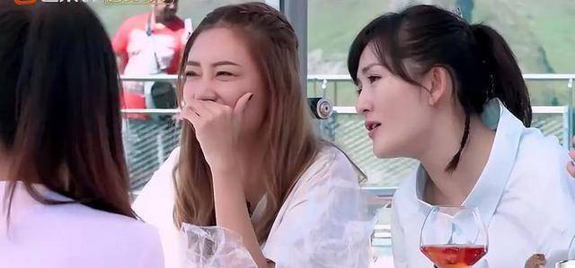 程莉莎调侃颖儿喉结比魏大勋的明显,魏大勋一番话替颖儿解围_姐姐