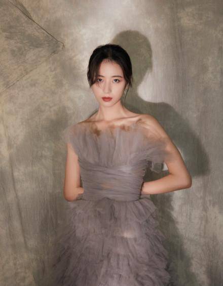 周雨彤参加某活动盛典,身穿千层酥纱裙,一条很有食欲的裙子_姐姐_身材