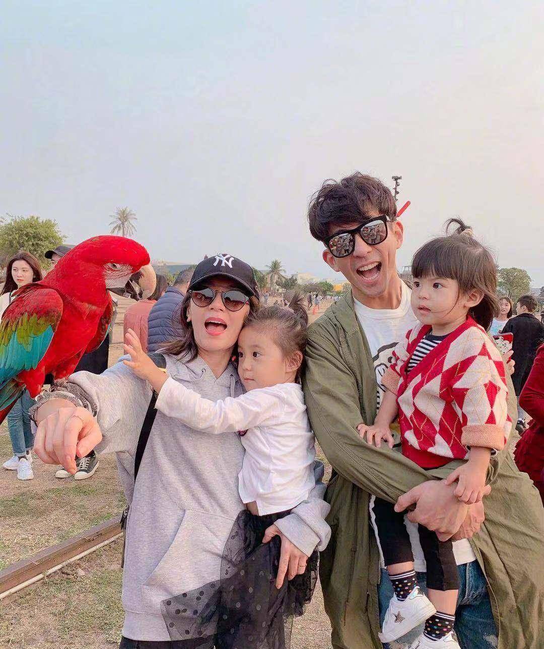 梧桐妹晒与孙志浩合影,父女俩宛若兄妹,小心翼翼模样令人心疼!