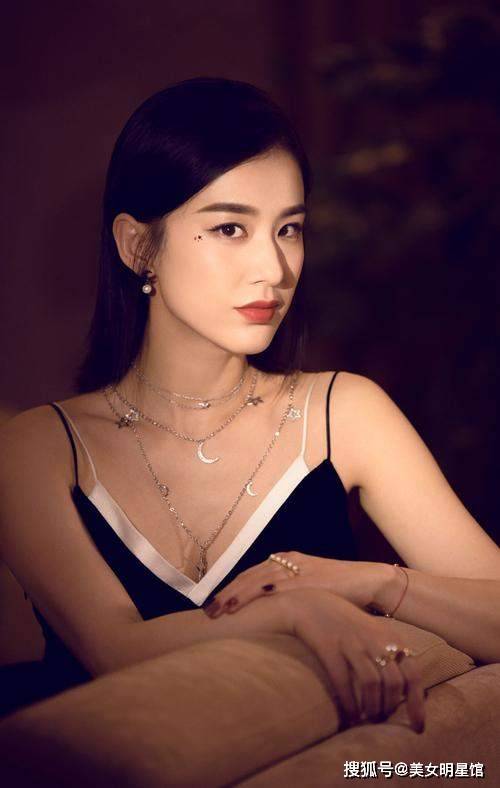 40岁黄圣依,依旧惊艳妩媚风情万种!_女神_外貌_人们