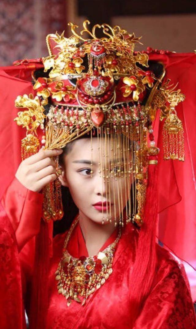 大婚时头戴凤冠珠帘的古装女星,个个美艳动人,她却让人永生难忘_造型