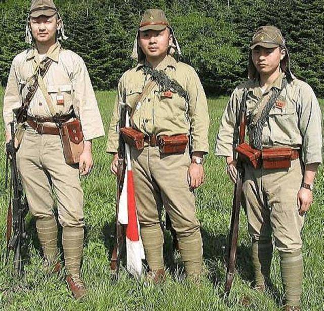 三个法西斯国家中,日本的军服最初是仿制的德国军服,实际上日军在很多