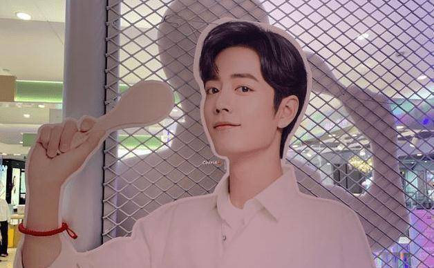 在他参加蔚县的公益活动时却尤其明显,肖战穿着白色的t恤,配上他自己