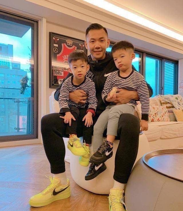 陈建州晒友人开车吃面,网友:隐隐约约有违规,后座范玮琪好开心_视频