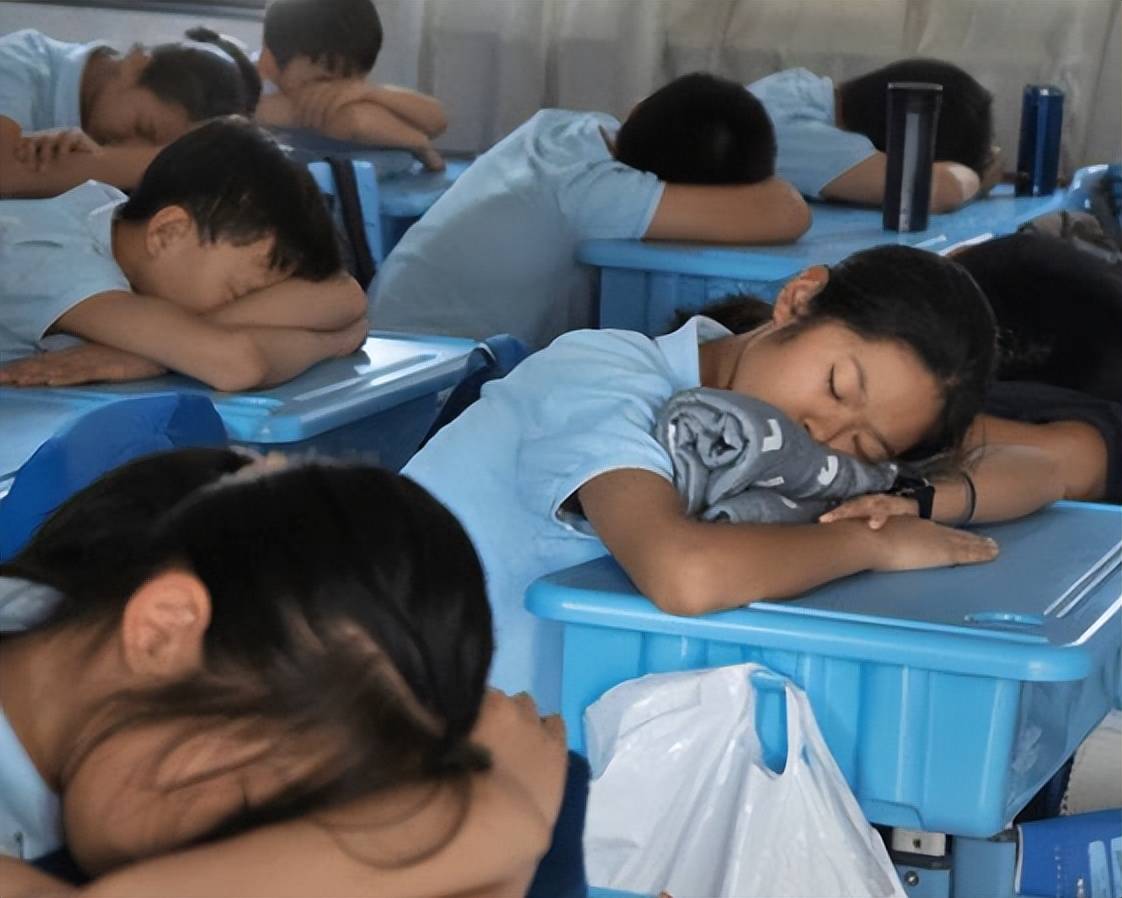 小学生趴桌午休也要收费,老师还要看管很疲劳,这是他们的加班费_服务