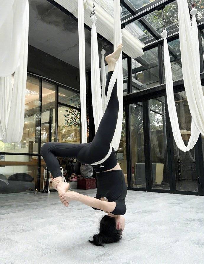 谢娜挑战高难度空中瑜伽,身姿轻盈展现健美魅力!_健身_动作_照片