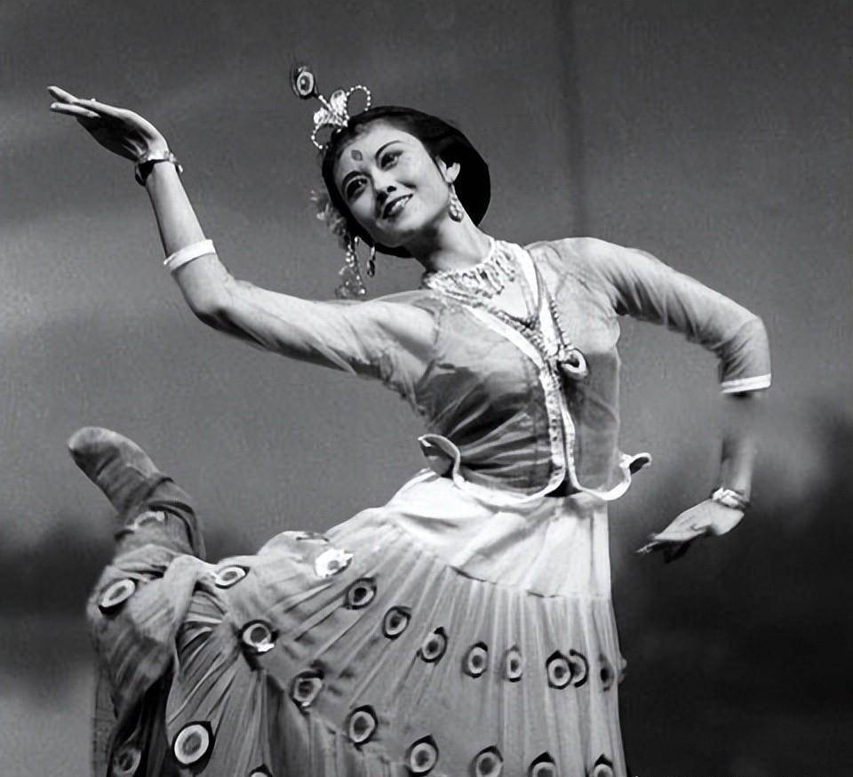 杨丽萍的"秃毛孔雀舞",照清了多少以艺术为名的"流氓"事实?