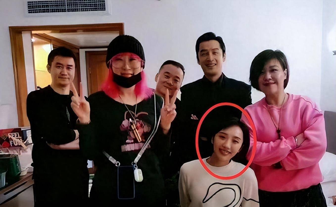 胡歌深夜发文,裸身晒伤疤照,疑患产后抑郁症,精神状态引担忧_张冕