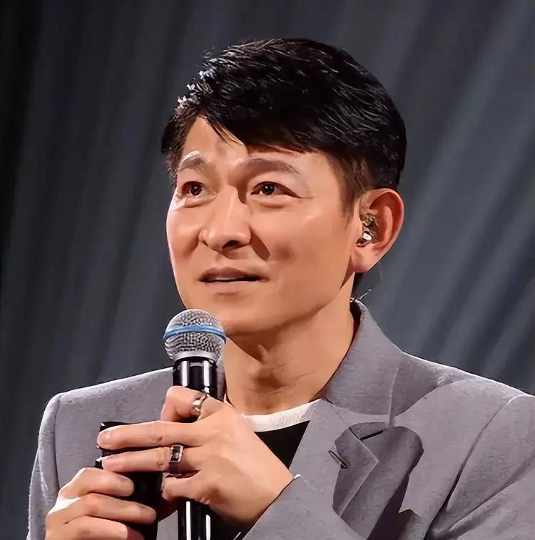 《忘情水》一曲的爆红让仅仅发布两张专辑的刘德华,把最受欢迎男歌星