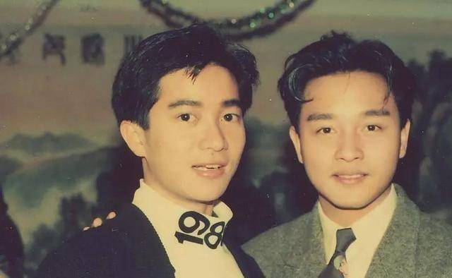 其实陈百强在当年那个年代一直不是最红的那一个,前有许冠杰开创粤语