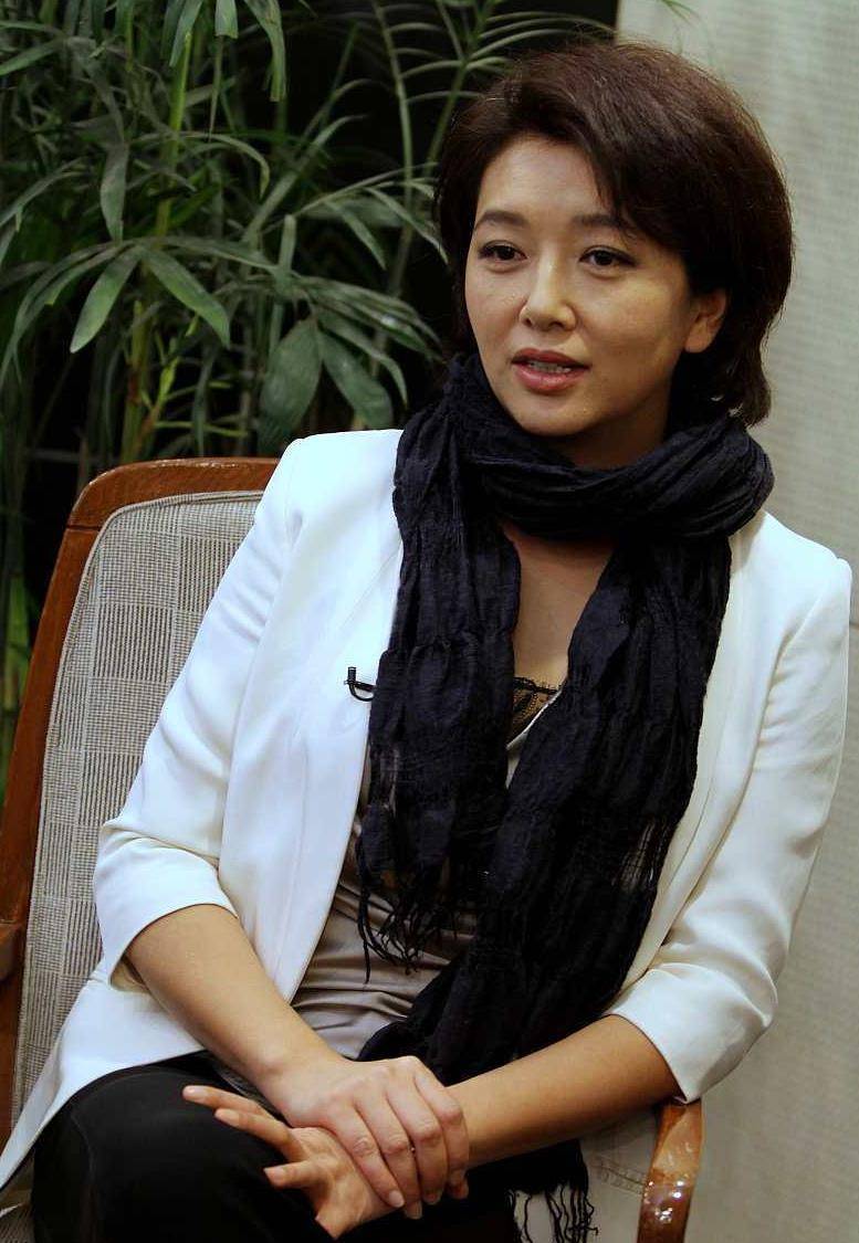 风情女人江珊:四度爱上硬汉,和靳东意难平,现和新丈夫快乐相伴_王志文