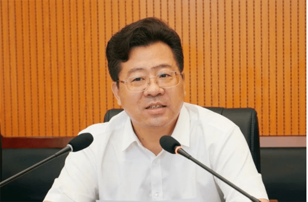 新邵县委副书记/县长贺朝晖表示,国有资本参与绿色矿山建设有利于推动