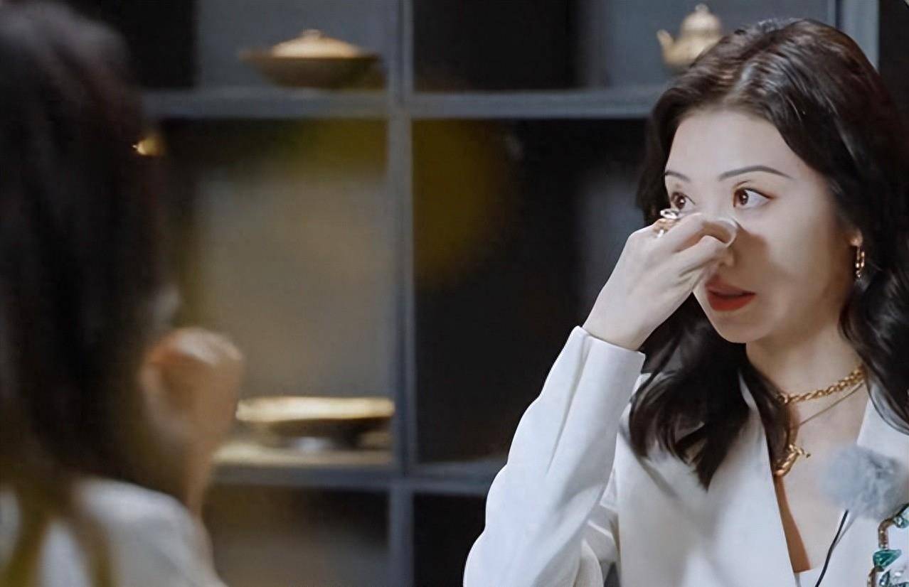 景甜在一档脱口秀节目中透露,自己很小的时候,父母经常因为一些小事