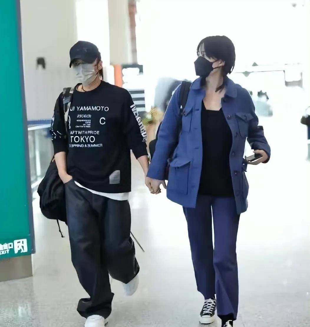 王菲和闺蜜赵薇结束度假,回北京替谢霆锋庆生,穿卡通卫衣超可爱_关系