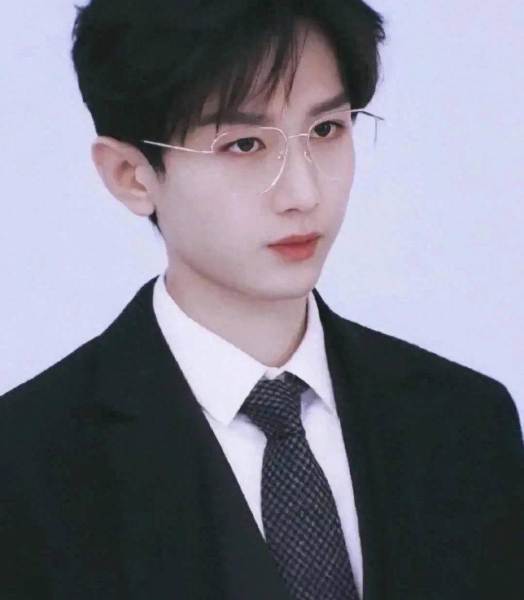 成毅,原名傅诗淇,1990年8月17日出生于湖南省怀化市辰溪县,毕业于2023