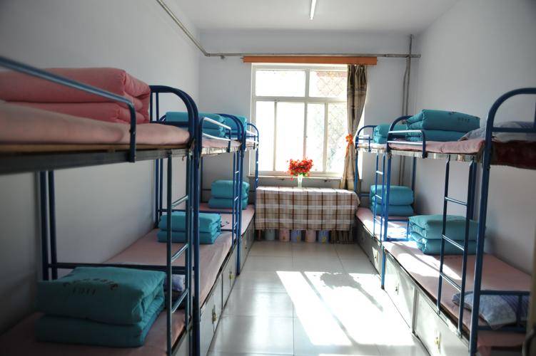 中学多间女寝没门？教体局回应正在改造