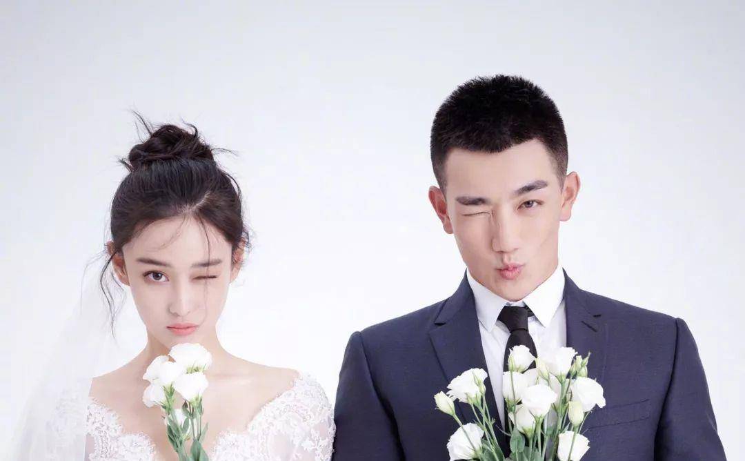 张馨予晒私家花园,打扮精致连茶杯都好华丽,大片花海像公园_生活_何捷