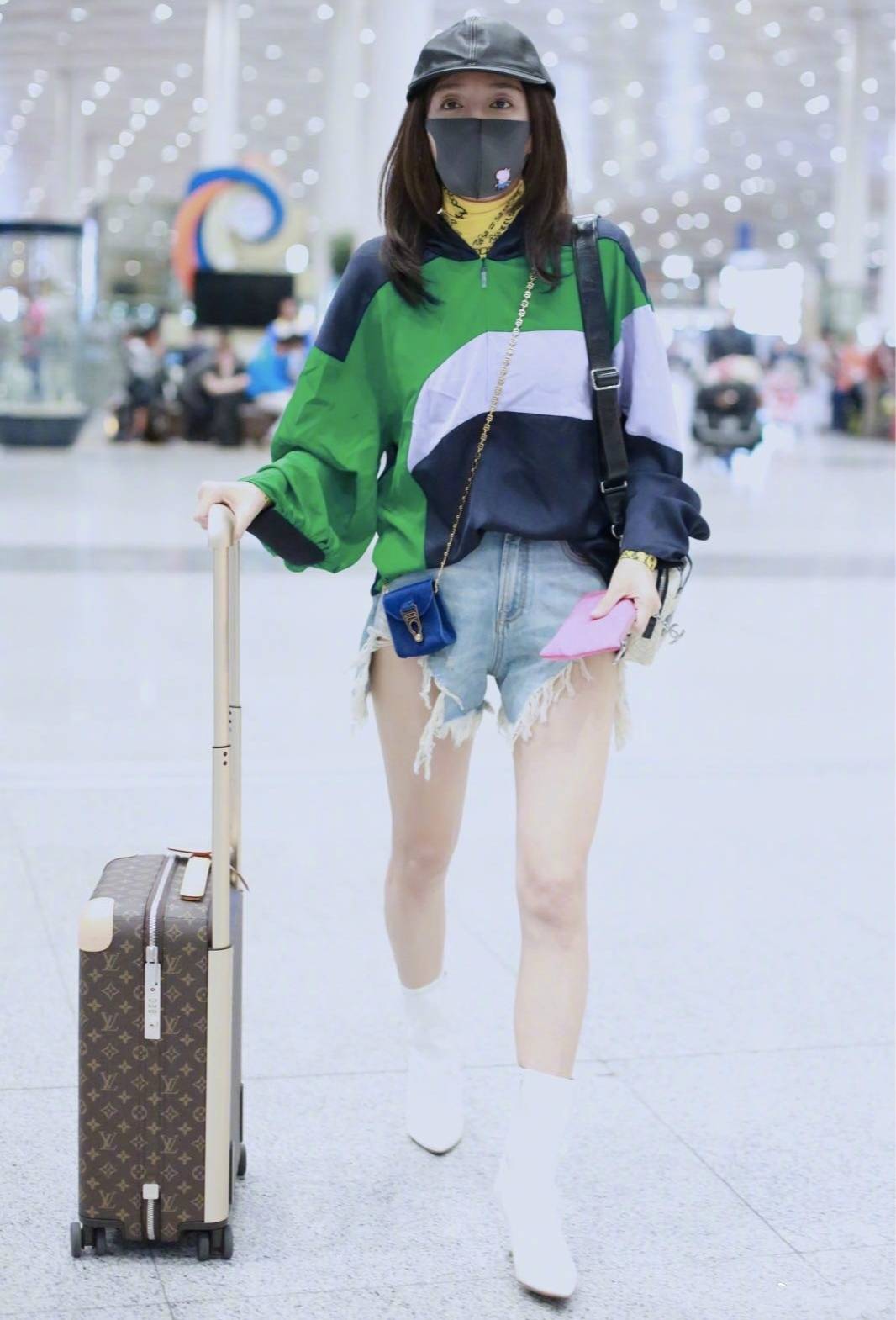 秦岚早秋青春感造型活力十足,毛边牛仔短热裤大秀美腿_卫衣_设计_款式