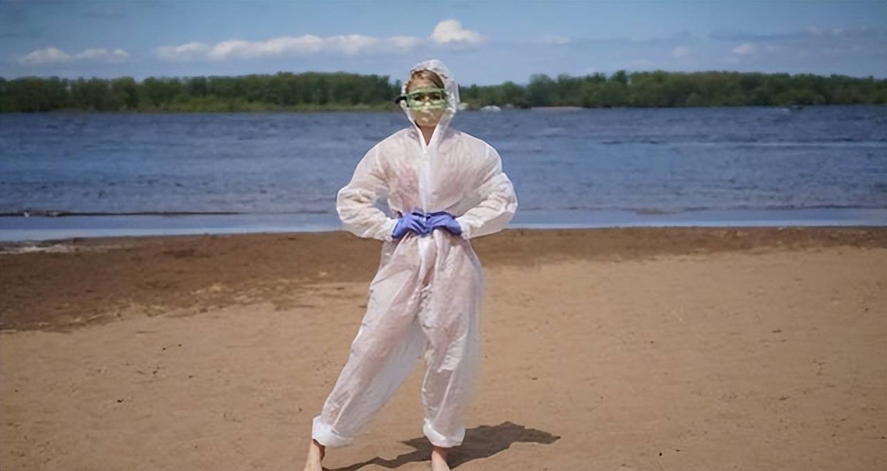 俄罗斯女护士穿隐身衣酷爆了!病人无法直视,令人惊叹的现象!