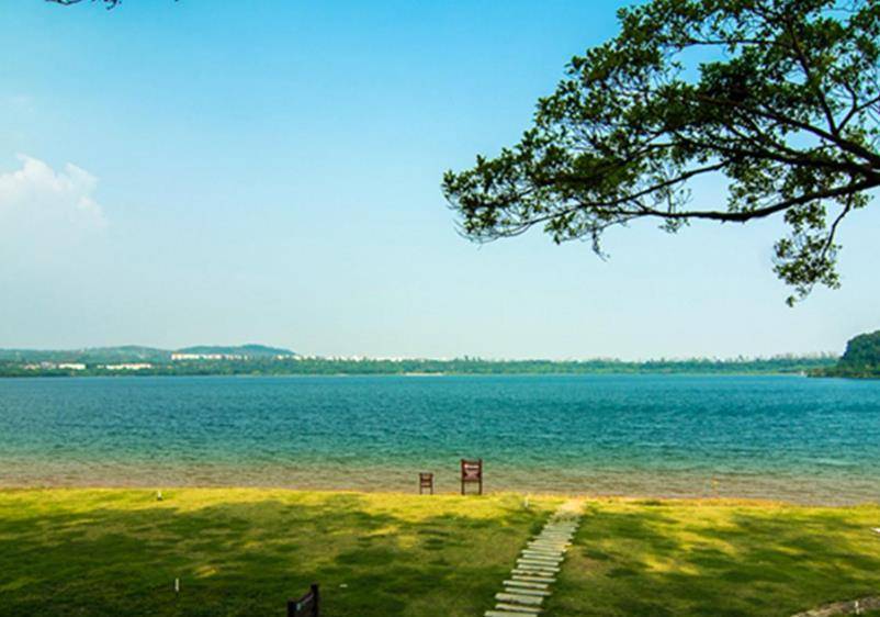 有"广东最美湖泊"之称,还曾登上小学课本,风景优美