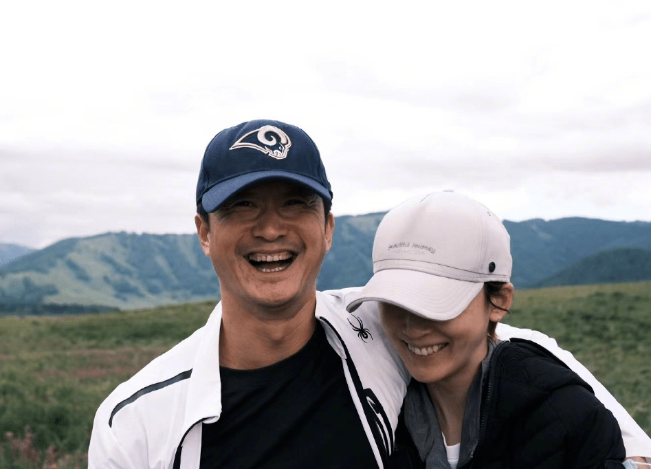 吴京老婆晒日常,9岁吴所谓耐心教弟弟跑步,兄友弟恭令人羡慕_谢楠