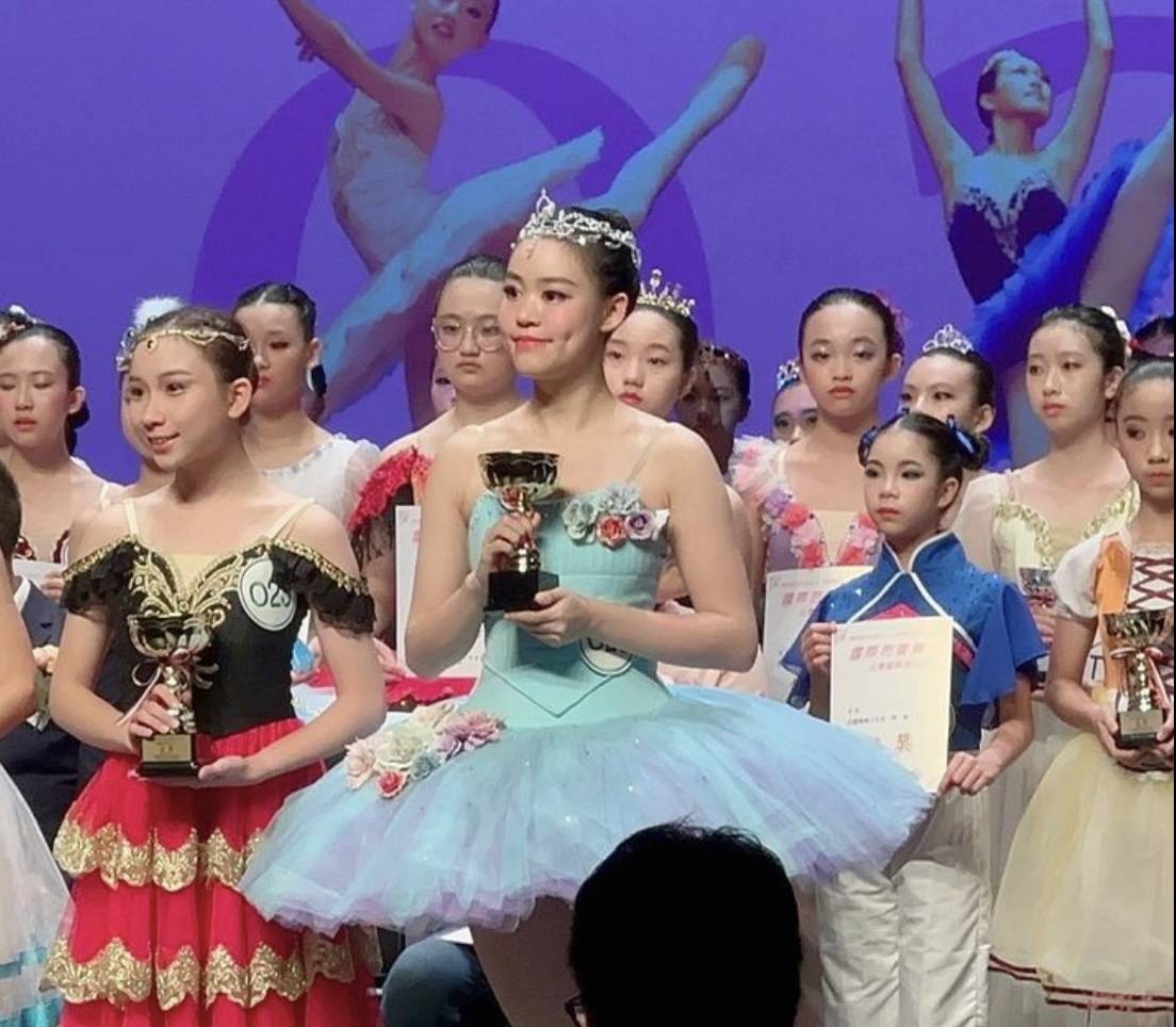 刘銮雄女儿获芭蕾舞金奖，与舞蹈家合照很激动，吕丽君称赞有才华