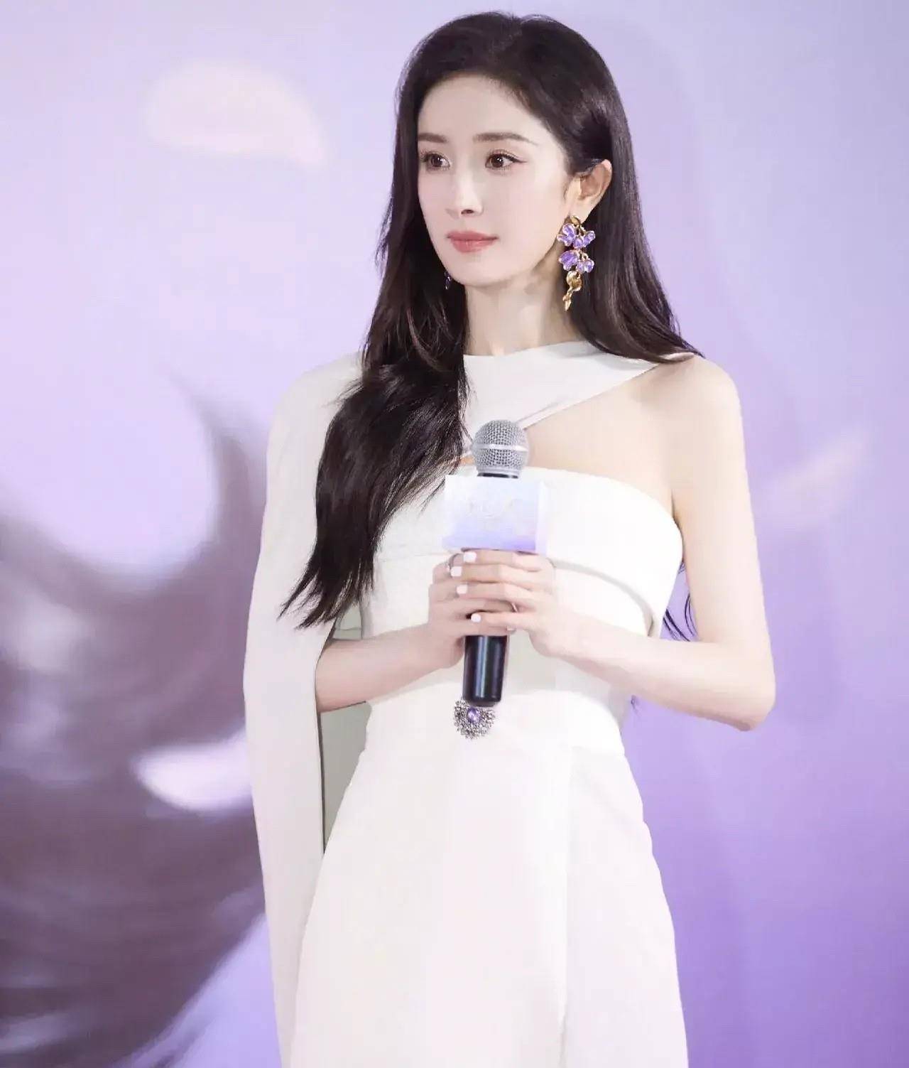 36岁杨幂颜值回春,生图美成18岁,带头抵制天价片酬被赞根正苗红_显得