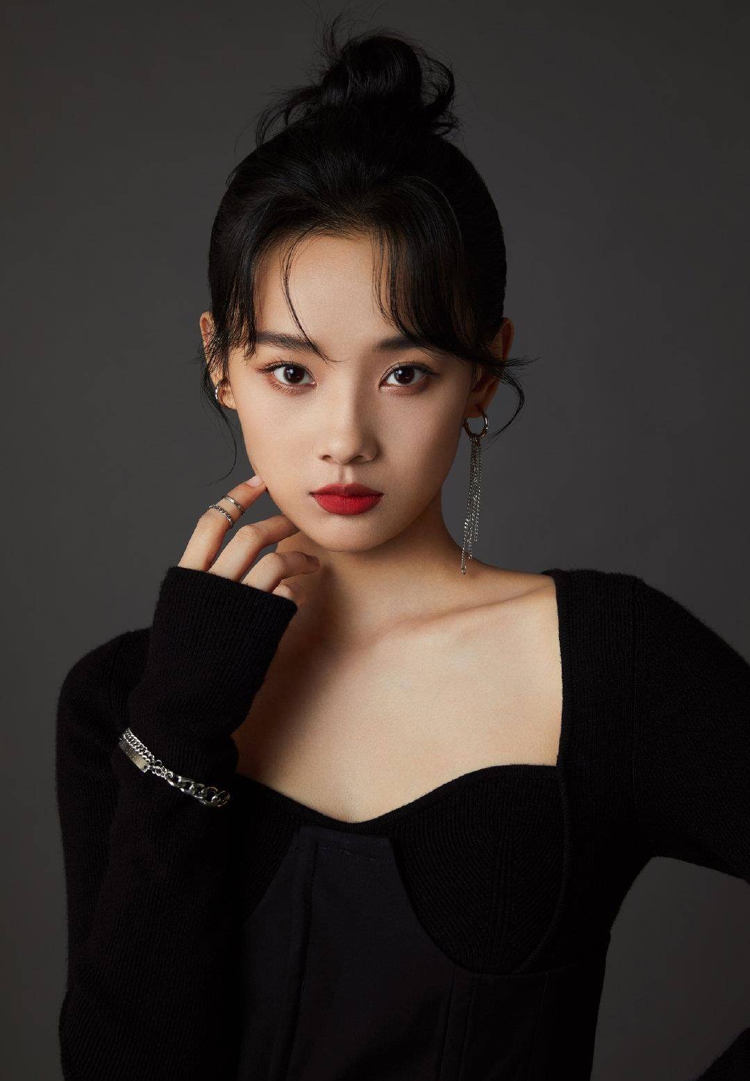 自信坚强,皮肤白皙,颜值高的鲁照华大片来袭,迷人身材太撩人了_时尚