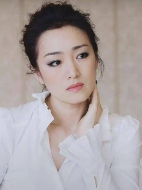 55岁巩俐气场强,与小18岁赵又廷挽手花絮曝光,梳齐刘海显年轻_电影