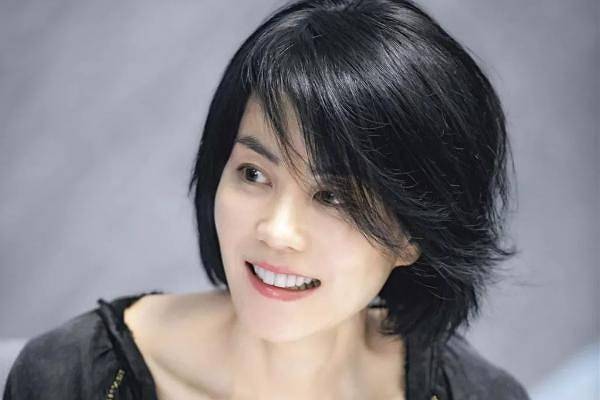 52岁王菲拥有30岁身材,四肢纤细皮肤白皙_饮食_年纪_事业